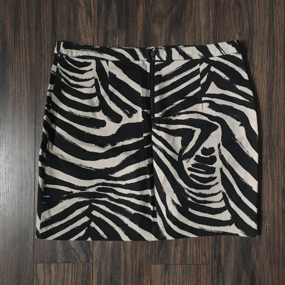 Zebra-like Patterned Mini Skirt - Picture 2 of 2
